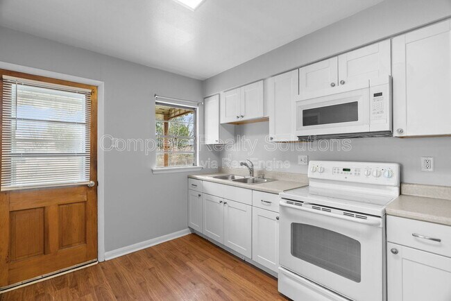 Building Photo - 9220 Leamont Dr