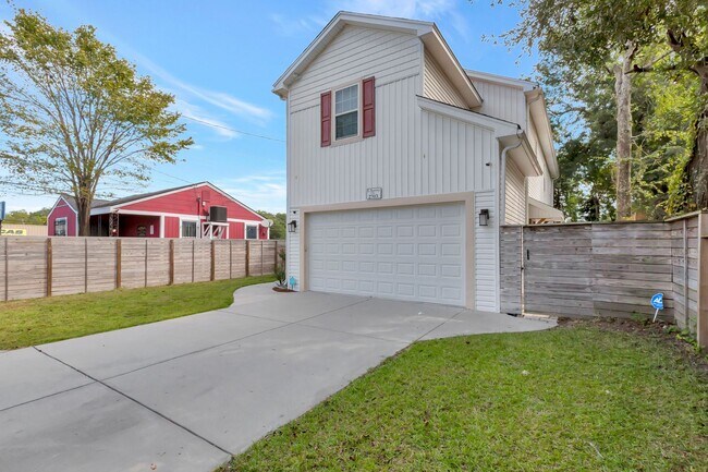 Building Photo - Spacious 4-Bedroom Charleston Home Loaded ...
