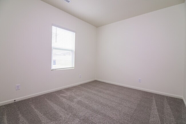 Building Photo - Fantastic 3bd/2ba home! Coming soon!