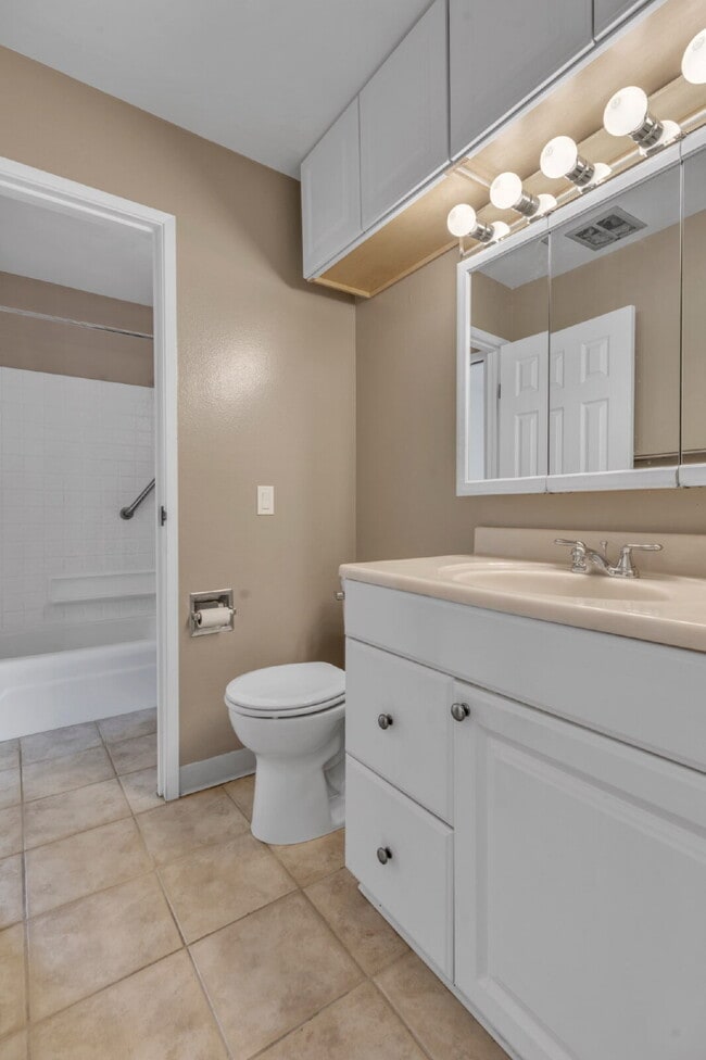 Building Photo - "Charming 2-Bed Oasis in Boulder with Spacious 862 Sq Ft Living!"