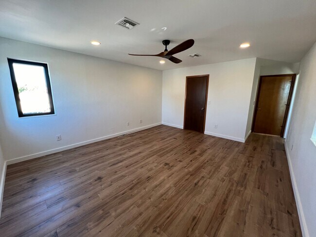 Building Photo - POOL HOME IN SHEFFIELD ESTATES!