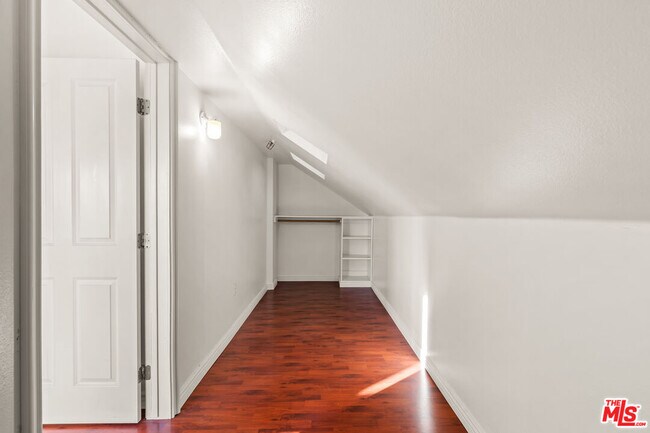 Building Photo - 2667 Menlo Ave