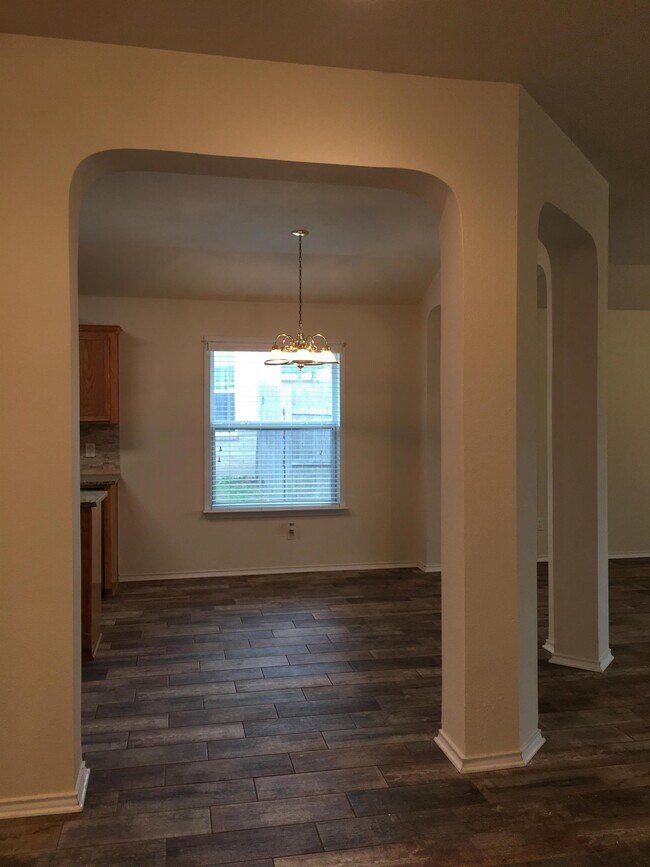 Building Photo - 105 E Great Plains Trail