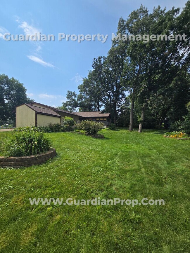 Building Photo - Available now! Spacious Shoreview Home, En...