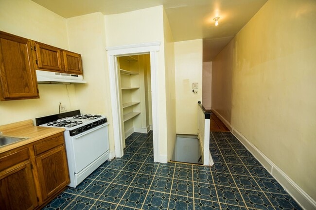 Building Photo - 2026/2027 JHU Off-Campus Charles Village 3bd/1ba Rowhouse w/ W/D!! Available 6/9/26