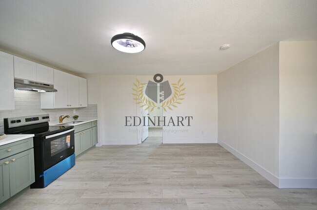 Building Photo - 1584 N Carruth Ave