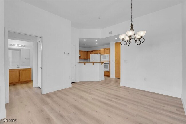 Building Photo - 75 E Agate Ave