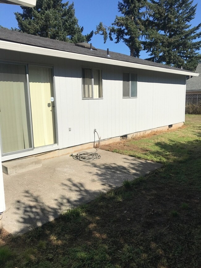 Building Photo - Spacious 3 bdrm/1.5 bath, Garage, Fenced B...