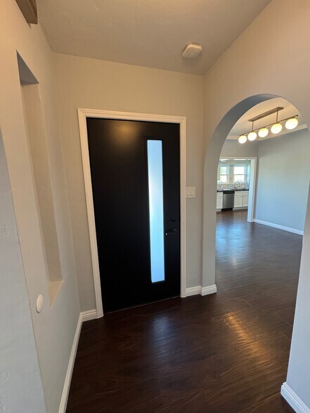 Front door/ foyer - 3100 W 78th St