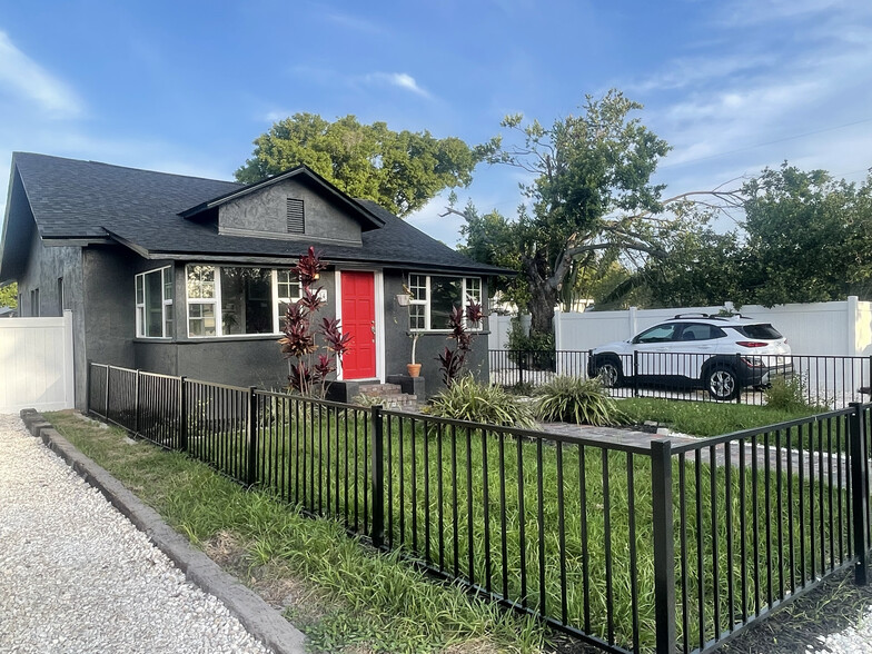 FRONT OF HOUSE/DRIVEWAY - 1035 Queen St N