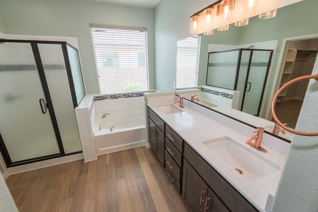 Building Photo - Gorgeous 4 Bedroom 2 Bathroom Home! Centra...