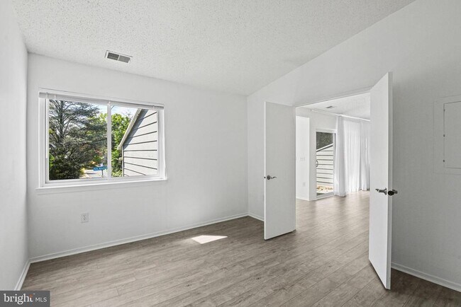 Building Photo - 11039 Villaridge Ct