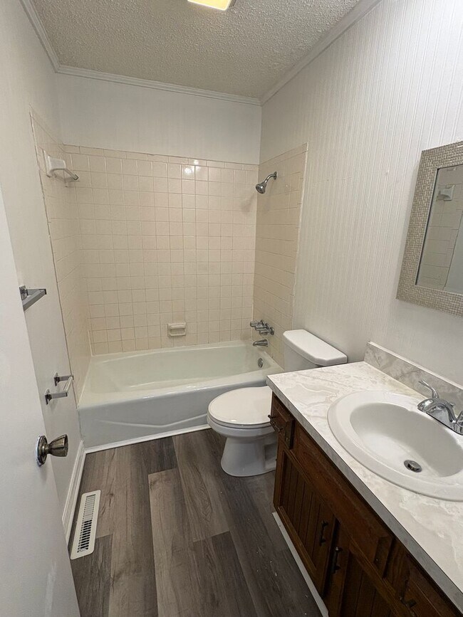 Building Photo - Renovated 2 bedroom duplex ready for move-in!