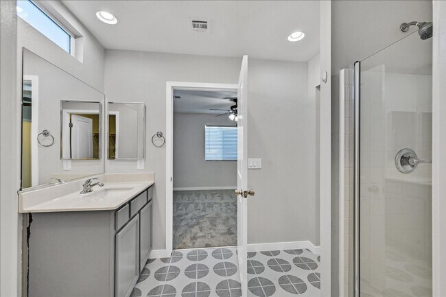 Building Photo - 3 Bedroom Home with Gorgeous Kitchen.