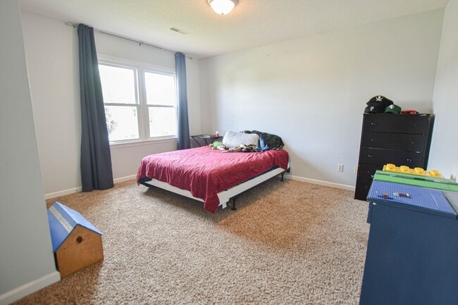 Building Photo - Pet Friendly Five Bedroom!