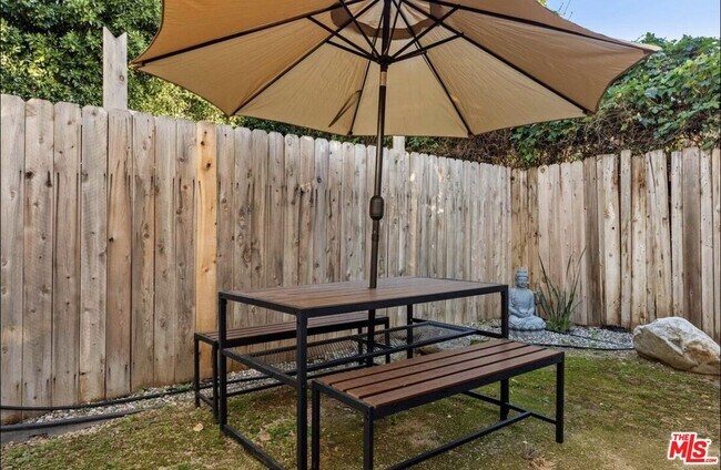 Building Photo - 5700 Vanalden Ave