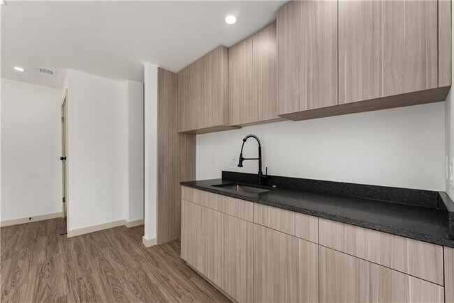 Building Photo - 335 Eureka Dr NE