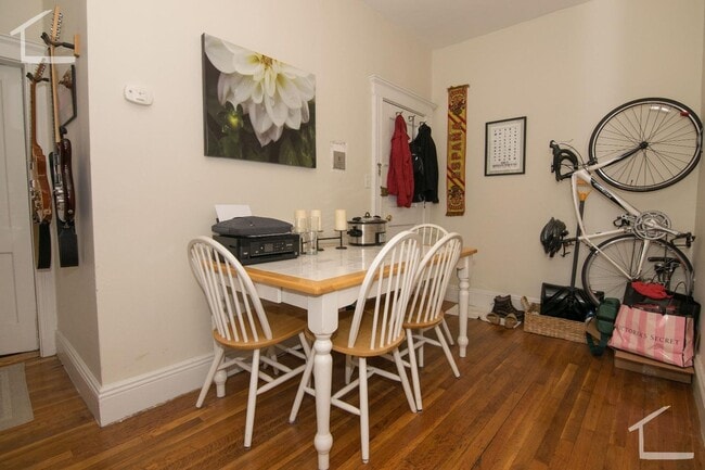 Building Photo - 9/1 No Fee! Split style 3BR w/balcony, heat inc!