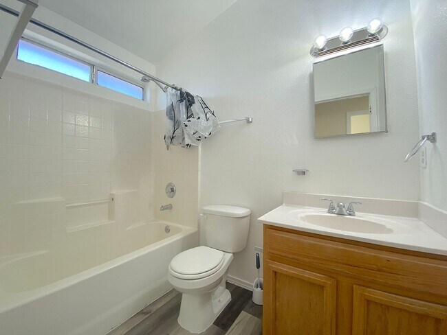 Building Photo - 4bed/2bath plus Bonus Loft!