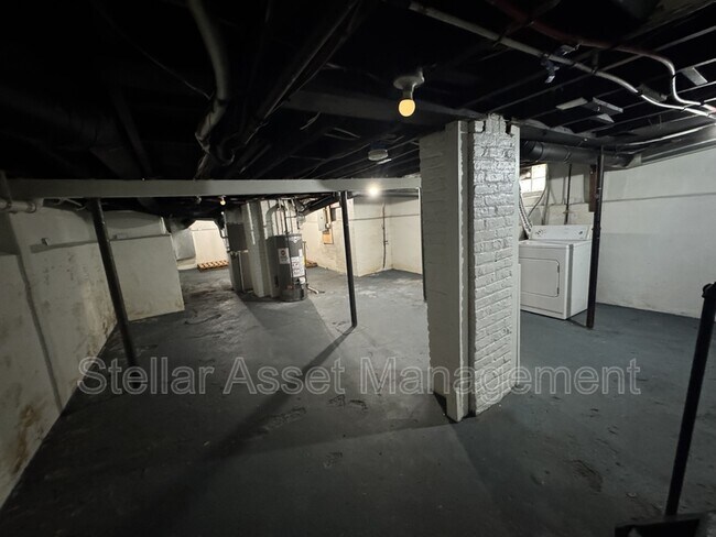 Building Photo - 2824 York Ave
