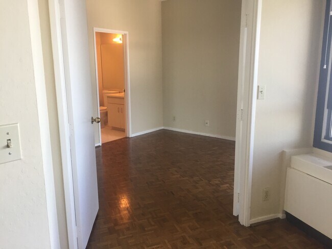 Building Photo - Enjoy sweeping views of the bay and Golden...