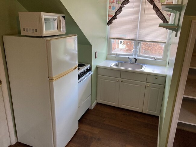 Building Photo - Charming Top-Floor Studio in Historic Havr...