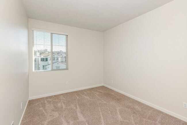 Building Photo - Comfort Meets Coastal Living 4 Bed 2.5 Bath in Oceanside!