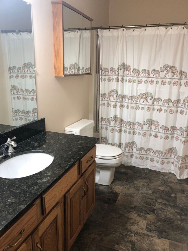 Building Photo - 2 Bedroom / 1.5 Bath Condo