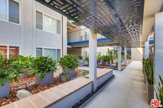 Building Photo - 230 S Catalina Ave