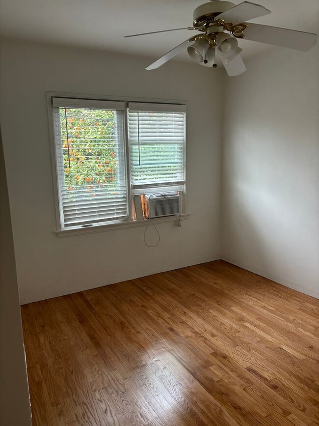 Building Photo - Western, 1151-1153