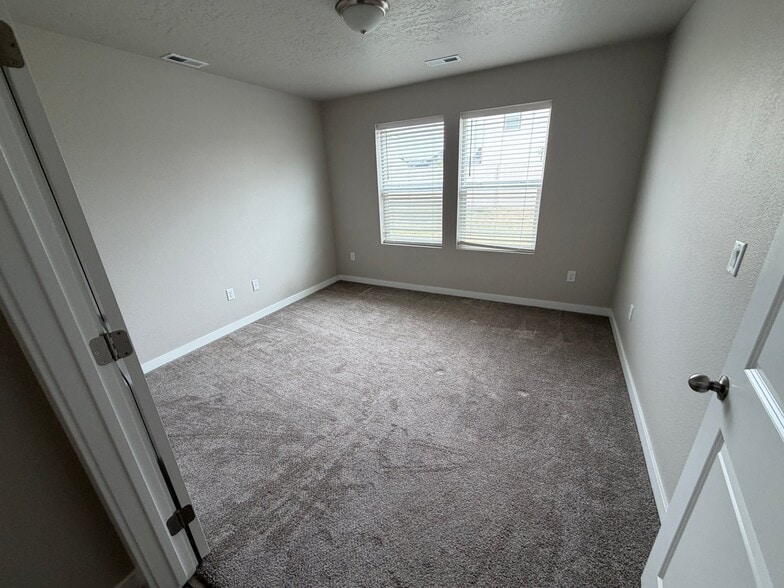 Building Photo - 690 SW Raelynn St