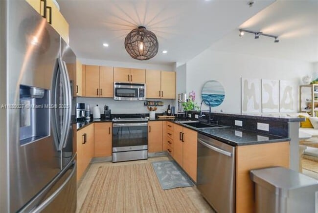 Building Photo - 725 NE 22nd St