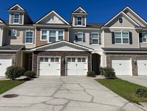 Building Photo - Gated Community w/ Pool & Gym