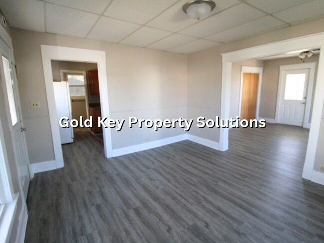 Building Photo - MUNCIE Updated 2 BR 1 BA House with New Fl...