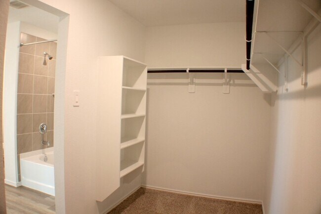 Building Photo - 1015 Maple Sunset Ct
