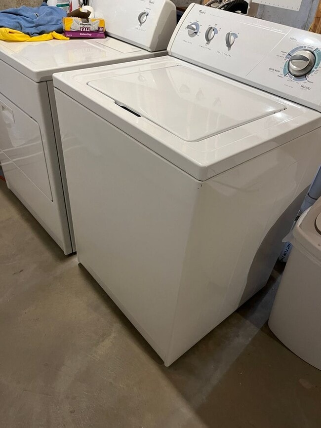 Building Photo - 3BR Townhome in Abingdon: Deck, Assigned Parking, Pool, Gym + W/D