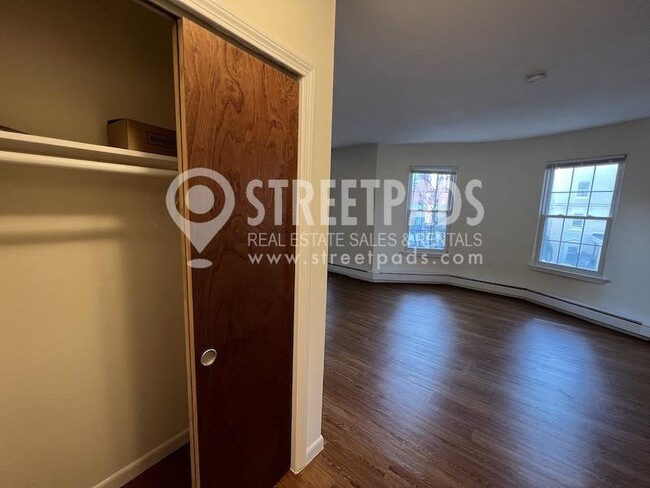 Building Photo - bedroom in Boston MA 02130