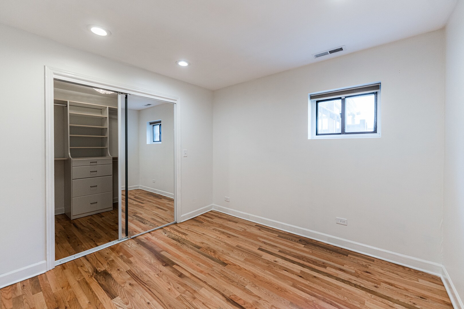 Building Photo - 516 N Hermitage Ave