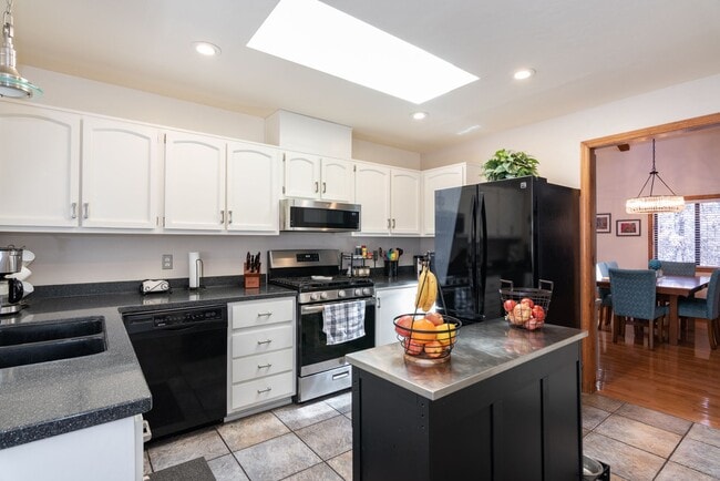 Building Photo - Four Bedroom in the Pines of Prescott