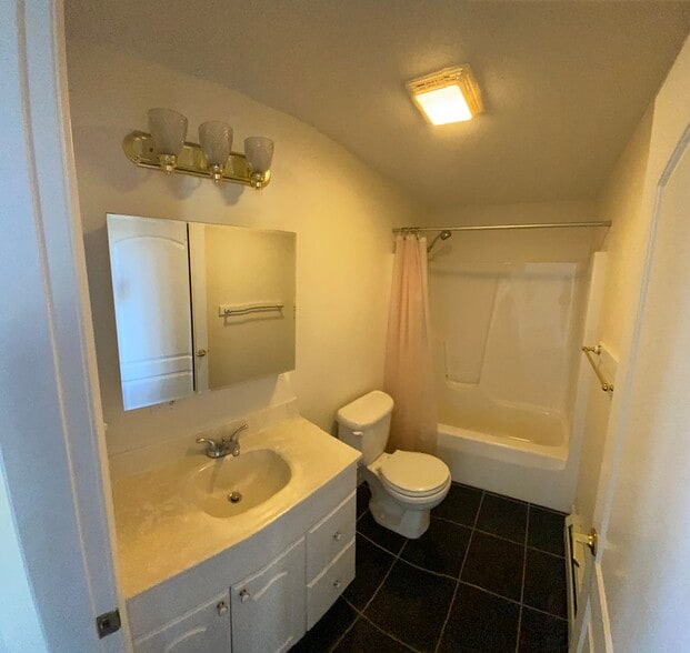 Downstairs bath - 3875 Union St