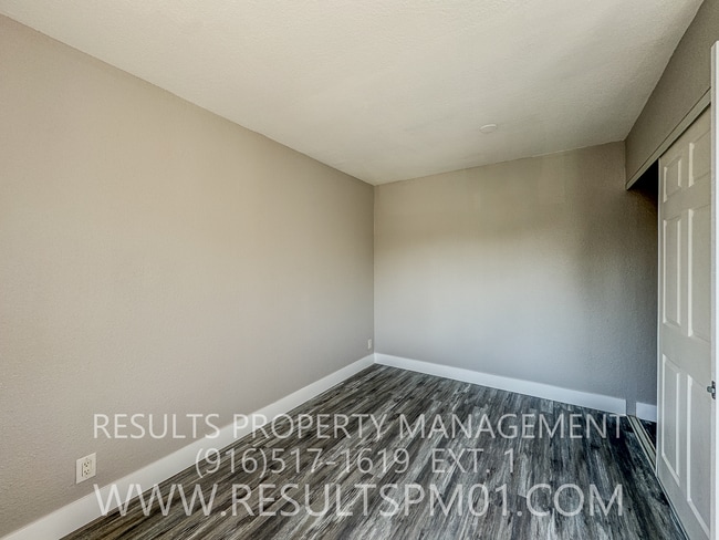 Building Photo - Freshly updated 2 bedroom duplex w garage