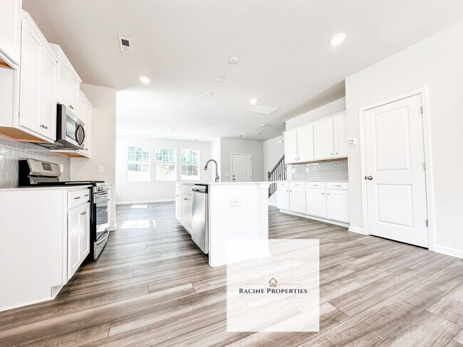 Building Photo - Beautiful new townhome available in Travelers Rest