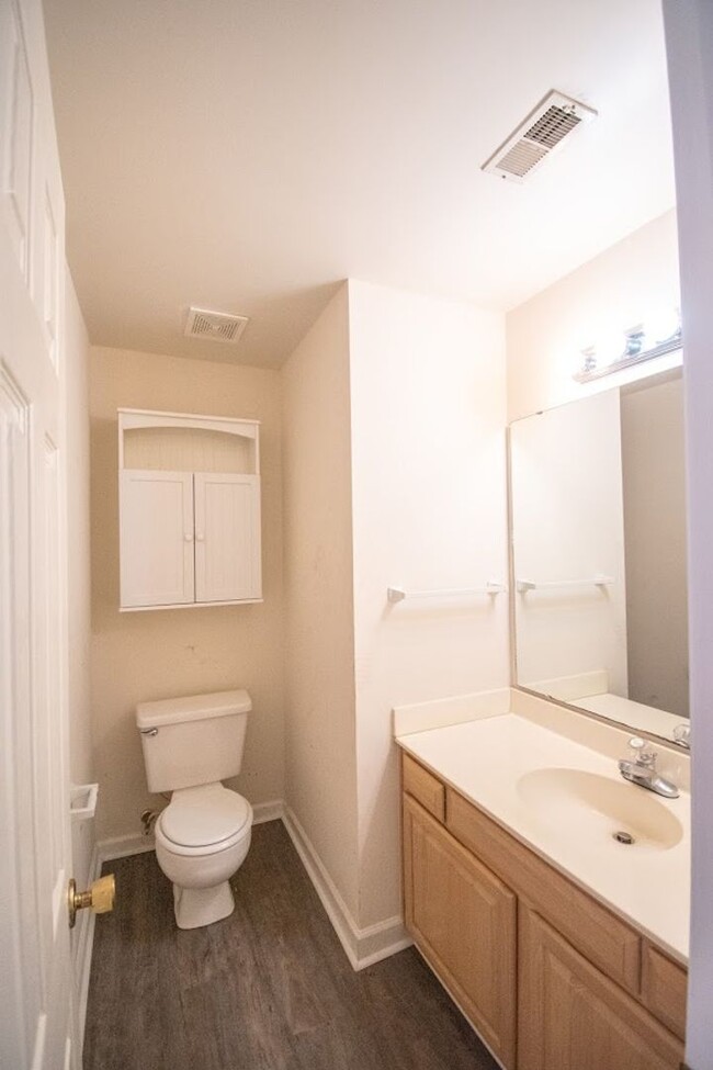 Building Photo - 207 Essex Dr