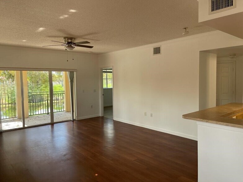 Building Photo - 2412 Centergate Dr