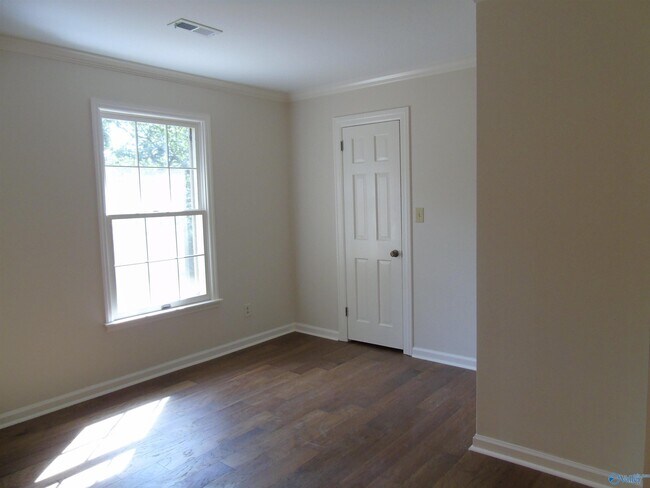 Building Photo - 3317 Lookout Dr SE