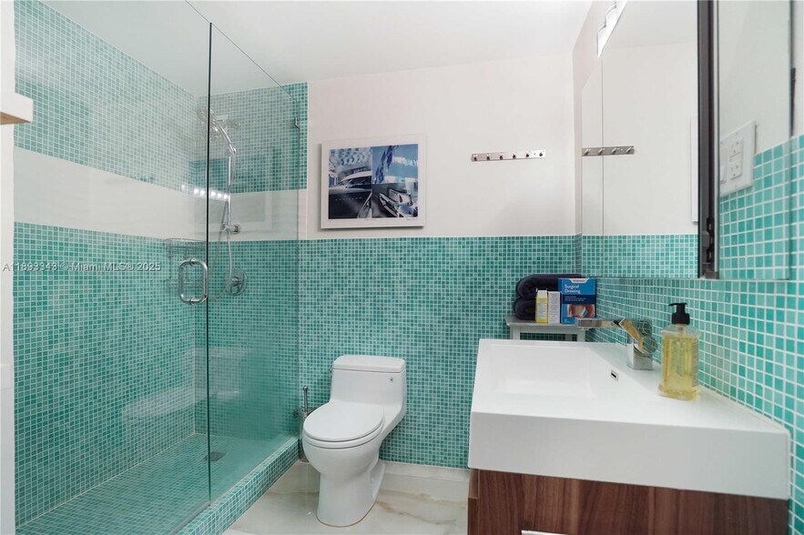 Building Photo - 1000 West Ave