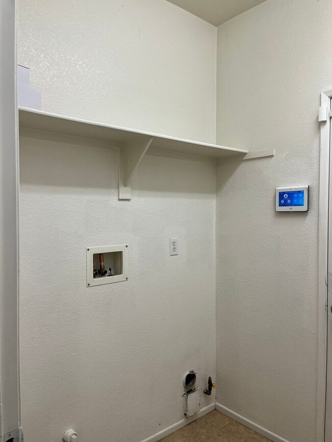 Building Photo - 3 bedroom- 2 bath Home in Victorville!