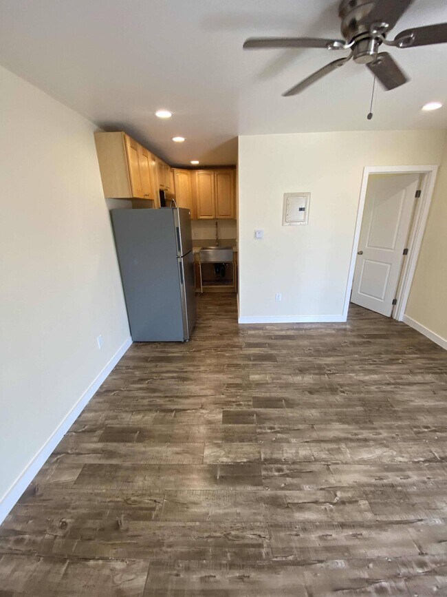 Building Photo - 424 W Gage Ave