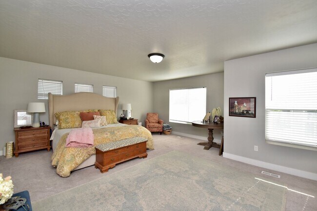 Building Photo - Spacious 5 Bed in Herriman Home in Prime Location!
