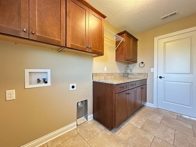 Building Photo - Astonishing 5 bedroom 3.5 Bath Home